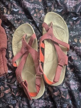 Merrell Women's 19 Euro 41 Coral Red Comfort Sandals